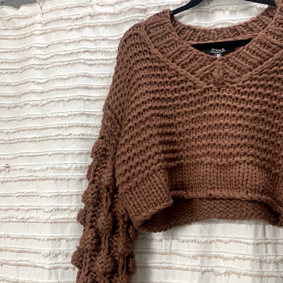 Thick brown sweater! - Picture 2 of 3